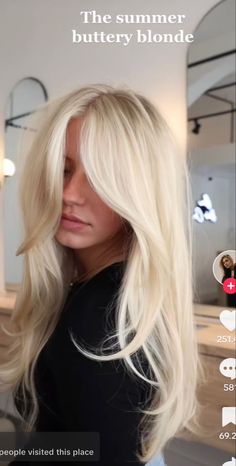 Blonde Highlight Color Ideas, Platinum Blonde With Layers, Blond With Curtain Bangs, Shoulder Length Blonde Highlighted Hair, Alix Earle Blonde Hair, Blonde Hair Inspo Money Pieces, Platinum Curtain Bangs, Bleach Blonde Hair With Highlights, Ivey Blonde Hair