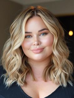 Haircuts For Thick Wavy Hair Round Face, Lob Haircut For Round Face Plus Size, Fine Hair Haircuts Round Face, Haircuts For Fuller Faced Women, Wavy Haircut For Round Face, Plus Size Blonde Hair, Hair For Plus Size Women Round Faces, Plus Size Lob Haircut, Haïr Cut For Round Face Girl