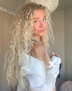 Ice Blonde Curly Hair, Icy Blonde Curly Hair, Wavy Platinum Blonde Hair, White Blonde Curly Hair, Phoenix Hair, Blonde Wavy Hair, Blonde Curly Hair, Blonde Curls, Boring Hair