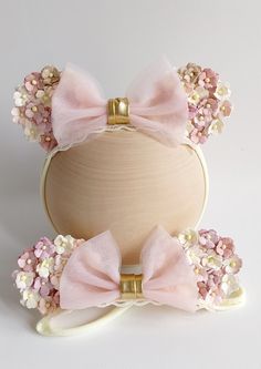 This is a very very beautiful and unique pink Minnie Mouse ears headband reinterpreted, Fit 1-3 years. Here you can find the matching dress : https://www.etsy.com/listing/953198663/first-birthday-dress-baby-girl-birthday?ga_order=most_relevant&ga_search_type=all&ga_view_type=gallery&ga_search_query=first+birthday+dress&ref=sr_gallery-1-48&organic_search_click=1 Ideal for photo shootings, one year old parties or smash the cake photo sessions . May contain small pieces ,so adul Animal Ears Headband, Recuerdos Primera Comunion Ideas, Mouse Headband, Baby Flower Crown, Minnie Mouse Headband, Minnie Ears Headband, Minnie Mouse Ears Headband, Smash The Cake, Birthday Flower