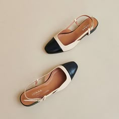 Classy Shoes Flats, Samba Shoes, Feminine Shoes, Classy Shoes, Open Toed Heels, Black And Beige, Boot Pumps, Leather Shoes Woman, Ballet Flat Shoes