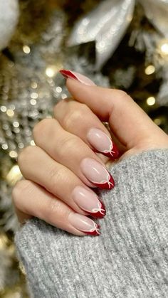 Celebrate the holiday season in style with these cute Christmas nails and designs, including festive nail art ideas that you can DIY at home! Kutek Disney, Christmas Gel Nails, Summery Nails, Casual Nails, Xmas Nails, Short Acrylic Nails, French Tip Nails