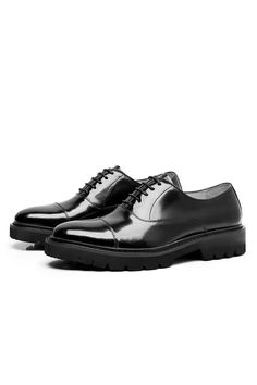 Elegant cow leather men's dress shoes with a round toe, designed for sophistication and lasting comfort. Black Cap Toe Lace-up Shoes For Office, Black Cap Toe Semi-formal Loafers, Black Closed Toe Lace-up Business Shoes, Black Lace-up Business Shoes With Closed Toe, Black Closed Toe Lace-up Shoes For Business, Semi-formal Oxford Lace-up Shoes With Round Toe, Black Round Toe Oxford Shoes, Business Lace-up Shoes With Rubber Sole And Cap Toe, Black Oxford Leather Shoes With Round Toe