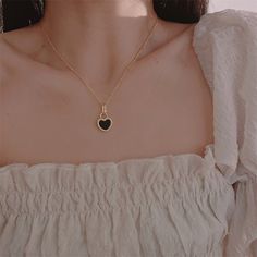 Style: Simple Heart-shaped Alloy Necklaces For Mother's Day, Heart-shaped Alloy Chain Necklace, Heart-shaped Rose Gold Charm Necklace, Gold Heart-shaped Alloy Necklace, Gold Alloy Heart Necklace, Rose Gold Metal Heart Pendant Jewelry, Minimalist Metal Heart Pendant Jewelry, Valentine's Day Gold Alloy Necklaces, Valentine's Day Gold Alloy Necklace