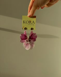 Transformons Miltonia Orchids into unique earrings. These flowers are so unique, they look like they were hand painted with purple colors… 💜🌸 Only two pairs of earrings, will be available tonight on the website✨ #koraatelierbcn #barcelonahandmade #joyasfloresreales #idearegalo #bijouxfleurs Floral Earrings Diy, Resin Flower Earrings, Resin Flower Jewelry, Orchid Jewelry, Pink Flower Earrings, Orchid Earrings, Dope Jewelry Accessories, Flowers Earrings