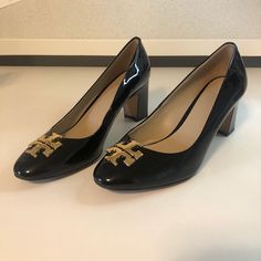 Authentic Tory Burch Black Patent Leather Heels. Gold Logo. No Creases, Scratches, Scuffs. Only Signs Of Wear Are On The Bottom Of The Shoe. Worn 2-3 Times. Comes With Authentic Dust Bag. Please Make An Offer. Heels Gold, Patent Leather Heels, Gold Logo, Leather Logo, Tory Burch Shoes, Black Patent Leather, Leather Heels, Shoes Women Heels, Patent Leather