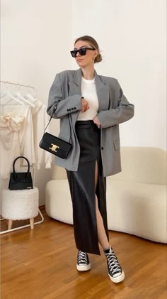 Rainy Work Outfit, Art Exhibition Outfit Ideas, Rainy Summer Outfit, Triomphe Celine, Business School Outfit, Bags 2024, Aesthetic Bags, Bag Aesthetic, Bags Aesthetic