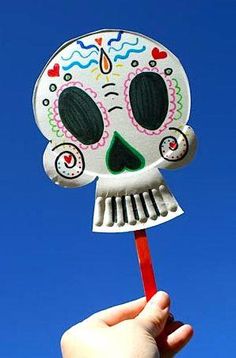 Day Of The Dead Mask, Halloween Kunst, Paper Plate Crafts, Plate Crafts, Paper Plate, Art Club