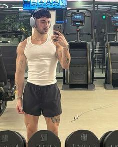 Male Fitness Inspiration, Men’s Gym Wear Outfits, Gym Post Ideas, Male Gym Outfit, Gym Outfit Men Style, Maxton Hall Aesthetic, Gym Fits Men, Hall Aesthetic, Gym Men Motivation