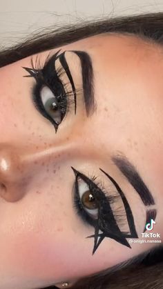 Alt Eyeliner, Vampire Bride, Rave Makeup, Eye Makeup Pictures, Horror Lovers