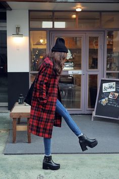 Red Plaid Coat, Look Grunge, Flannel Outfits, Outfits 2016, Boating Outfit, Plaid Coat, Outfit Trends, Mode Vintage