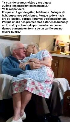 an older man and young woman cuddle together in the living room, with caption from spanish