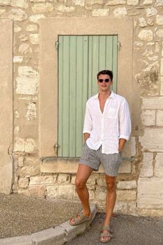 Chill summer outfit for men. Mens Outfit Italy, Men’s Summer Italy Outfit, Mens Costa Rica Outfit, Men Italian Outfit, Men Summer Linen Outfits, Mens La Style, Men’s Casual Summer Style, Men’s Beach Outfit Ideas, Men’s Summer Fashion Italy