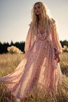 Fleur Gown Boho Chique, Spell Designs, 2025 Fashion, Beauty Magazine, Pretty Dress, Playsuit Romper, Pink Champagne, Boho Vintage, Beauty Trends