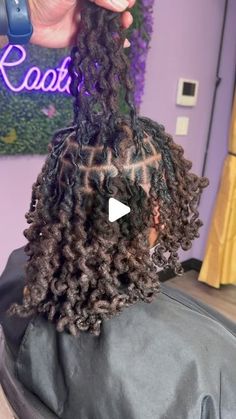 Jazz 💜 on Instagram: "I’m doing a free retwist 😂😂 jp but get into these pipe cleaner curls 😍😍  Locticians do yall like when people pre pay yall ?    #loctician #locsareversatile #charlottelocs #charlottehairstylist #charlottenc #charlottelocstylist #explore #explorepage✨ #explorepage #retwistandstyle #womenlocstyles #petallocs #lochawk #locsarebeautiful #locsaredope #locbaby #locbob #locdandrooted #asmr #asmrsounds #bohemianstyle #bohemian #bohemiantwist" Loc Styles For The Beach, Loc Curls Styles Pipe Cleaners, Curly Locs Styles, Dreadlock Curls, Pipe Cleaner Locs, Pipe Cleaner Hairstyles, How To Curl Locs, Pipe Cleaner Curls On Locs, Perm Rods On Locs