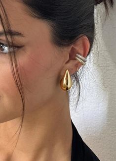 Pendiente de acero plástico forma de gota tamaño mediano. Hipoalergénico. Luxury Gold Teardrop Cluster Earrings, Earrings Outfit, Chunky Gold Hoop Earrings, Chunky Hoop Earrings, Chunky Earrings, Classy Jewelry, Gold Accessories, Girly Jewelry