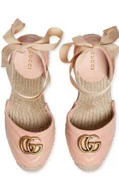 The Gucci collection is the pinnacle of Italian craftsmanship and attention to detail as seen in these dusty pink Leather platform espadrilles. Featuring an almond toe, a branded insole, a high wedge heel, a grosgrain lace-up closure and a gold-tone double G logo on the front.Round toeBraided raffia wedge heelTie-fastening ankle strapSignature interlocking GG logo Quilted finishComposition: Leather 100%, Raffia 100%Lining: Leather 100%Sole: Rubber 100%Made in Italy Calm Life, Shoes Game, Double G Logo, Gucci Collection, G Logo, High Wedges, Italian Craftsmanship, Platform Espadrilles, Gg Logo