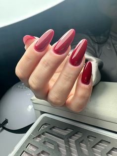 Unghie a mandorla lunghe rosso ciliegia tendenza 2024 Cherry Wine Nails, Nail Piercing, Wine Nails, Special Nails, Cherry Wine, Cherry Nails, Nail Design Inspiration, Real Art, Easter Nails