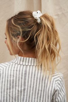 White Polka Dot Scrunchie Blue And Green Outfit, Jeans And Tennis Shoes, Green Outfit Ideas, Shoes Pastel, Hair Cute, Brown Blonde Hair, Green Outfit, Grunge Hair, Hair Dos