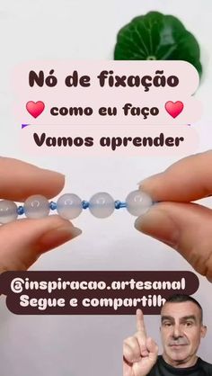 two hands holding beads with the words no de fixao come eu fao vamos aprender