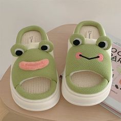 Features: Slip-on Non-slip Casual Open toe Unique frog-shaped design Material: Linen + EVA Frog Slippers, Linen Slippers, Crocs Fashion, Cute Cloud, Costume Bags, Cute Slippers, Frog Design, Cute Frog, Sunglass Chain