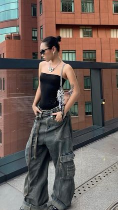 Street Style Dance Outfits, Chris Brown 11:11 Tour Outfit Ideas, Jhayco Concert Outfit Ideas, Asian Concert Outfit, Snoop Concert Outfit, Black Denim On Denim Outfit, Karaoke Bar Outfit, Concert Outfit Ideas Jeans, Night City Outfit