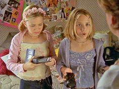 2000s Big Sister Aesthetic, Parent Trap Lindsay Lohan, Sarah Michelle Gellar Early 2000s, Shannon Doherty 90s Beverly Hills 90210, 90s Teen Fashion, 2000s Disney Channel Memes, Olsen Twins Style, Olsen Sister, Mary Kate Ashley