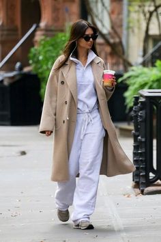 Emily Ratajkowski Style Street, Emrata Street Style, Emrata Outfits, Emrata Style, Winter Athleisure, Uk Fits, Emily Ratajkowski Outfits, Emily Ratajkowski Style, Aesthetic Overalls Outfit