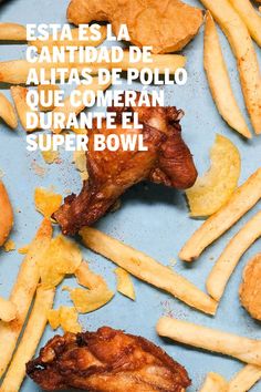 french fries and chicken on a plate with the words, estas la cantidad de alitass de polo que omeran e duranante el super bowl