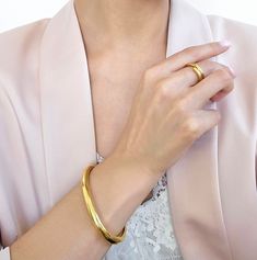 The Loretta Cuff, plated in exquisite 14k gold or silver finish, offers a minimalistic charm. Its versatility makes it a perfect complement to other bracelets. We offer resizing options to ensure the best fit. A timeless classic for your collection. View this post on Instagram A post shared by 𝔹𝕠𝕦𝕟𝕜𝕚𝕥 𝕁𝕖𝕨𝕖𝕝𝕣𝕪 (@bounkitnyc) Interchangeable Earrings, Beauty Of Simplicity, Multiple Bracelets, Felt Pouch, Plated Ring, Gold Plated Rings, Understated Elegance, Perfectly Imperfect, Modern Aesthetic