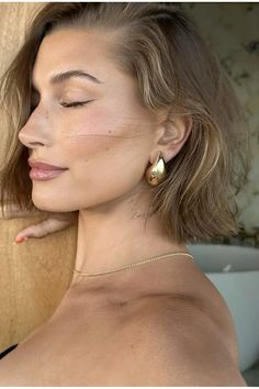 #gold #earrings #haileybieber #fashion #trending #fyp #shopping #naturalmakeupideas #shorthairstyles #style #blog #blogger #australia #mejuri Make Up Looks, Hailey Baldwin, Makati, Hailey Bieber, Makeup Inspo, Teardrop Earrings, Makeup Inspiration, Wedding Makeup, Hair Inspo