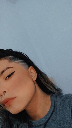 Sidecut risquinho cabelo feminino Womans Side Shaved Head, Hair Eraser, Half Shaved Hair, Improve Energy, Shaved Side Hairstyles, Keto Lifestyle, Undercut Hairstyles, New Haircuts