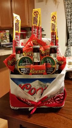 Redneck Man Bouquet for Valentine's Day Valentine Gift Baskets, Boyfriend Gift Basket, Diy Stocking Stuffers, Valentine Baskets, Diy Stockings, Candy Bouquets, Baskets For Men, Gift Baskets For Men