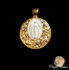 Very beautiful religious pendant, an original and unique creation made in France. This pendant jewel contains a vintage medal of the Virgin Mary in gold and silver color from the "Origin Création" boutique. Assured crush. As a free gift: a 925 chain, a small case bag and the store card: "Origin Création". See supporting photos and video. You will be seduced by its unique minimalist and modern side with its generous and feminine round shapes, ideal for making an original gift or for expanding you Gold Virgin Mary Medallion Charm, Gold Virgin Mary Medallion, Gold Medallion With Virgin Mary, Small Case, The Virgin Mary, Old Coins, Original Gift, Jewelry Creation, Virgin Mary