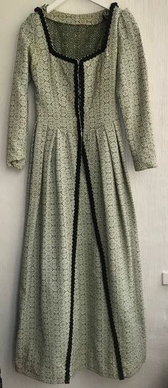 Dress medieval gown patterned long sleeved skirt pleated Woman's historical down theater costume princess queen coat size S38  Condition excellent  No lining Dress Medieval, Costume Princess, Medieval Gown, Historical Women, Gown Pattern, Shop Dress, Theatre Costumes, Skirt Pleated, Medieval Dress