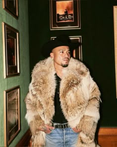 Men In Fur Coats, All Black Fits, The Dark Aesthetic, Black Gods, Men Swag, Cowboy Fashion, Mens Fur Coat, Fur Coat Outfit, Fur Coat Men