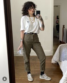 Queer Fall Fashion, 90s Vibes Outfit, Queer Outfits Women, Street Style Curvy, Adrogonus Outfits, Queer Fashion Women, Nail Y2k, Casual Edgy Outfits, Lesbian Style