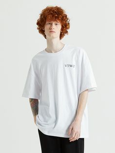 Editor's NotesV2's T-shirt is featuring overfit silhouette and is made of 100% cotton material.- Oversize fit- Pullover closure- Logo on it- Lightweight- Versatile itemMeasurements(in.)M/L- Shoulder: 23.22 / 24.01 in.- Chest: 24.80 / 25.59 in.- Armhole: 10.62 / 11.02 in.- Sleeve: 8.66 / 9.05 in.- Hem: 25.19 /. 25.98 in.- Total length: 27.95 / 28.34 in.Model infoMan - Height: 6'10 Fitting size LWoman - Height: 5'67 Fitting size MComposition & Care- 100% Cotton- Please check the care labe Oversized White Cotton Tops, White Drop Shoulder Top With Text Print, White Drop Shoulder T-shirt For Spring, White Boxy Fit Top With Letter Print, Oversized White Shirt With Text Print, White Oversized Tops With Letter Print, Cotton Drop Shoulder Tops With Logo Print, Cotton Drop Shoulder Top With Logo Print, Relaxed Fit White Top With Text Print