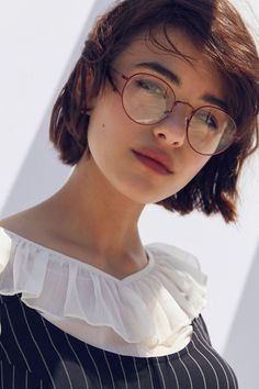 Trendy Haircuts, Poses References, Wearing Glasses, Girls With Glasses, 영감을 주는 캐릭터, Grunge Hair, Round Face, Womens Haircuts