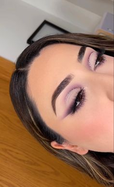 Plum Purple Eyeshadow Looks, Bridal Makeup Lavender, Makeup Looks For Prom Purple Dress, Lilac Prom Dress Makeup, Wedding Makeup For Purple Dress, Lavander Makeup For Quince, Graduation Makeup Purple, Purple Face Makeup, Purple Dress Prom Makeup