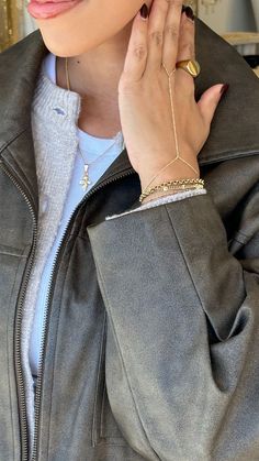 Keep it simple and stunning with this permanent gold hand chain. Effortlessly chic and perfect for everyday wear, this timeless piece adds a touch of elegance to any look. 🌟 A must-have for lovers of minimalist jewelry. #GoldJewelry #PermanentJewelry Minimalist Gold Jewelry, Gold Minimalist Jewelry, Keep It Simple, Minimalist Jewelry