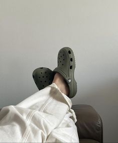 Khaki Crocs Outfit, Lynn Aesthetic, Green Ootd, Shoe List, Crocs Outfit, Black Crocs, Fitness Fashion Outfits