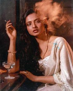 Rekha Actress, South Asian Aesthetic, Filmy Vintage, Retro Bollywood, 90s Bollywood, Shotting Photo, Vintage India