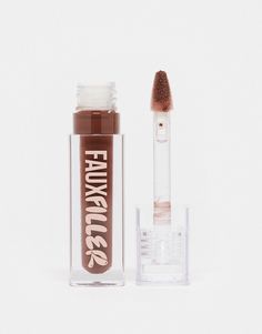 Face + Body fra Huda Beauty Gloss and go Nærende lipgloss Skinnende finish Pudelignende, ikke-klistret tekstur Udviklet til at give læberne et fyldigere udseende uden en prikkende følelse Antioxidant E-vitamin arbejder for at beskytte huden mod miljøangreb og fugte i dybden Coco er en ren, brun nuance Produktet kan ikke returneres af hygiejniske årsager Huda Beauty Lip Gloss, Brown Lip Gloss, Huda Beauty Lip, Sport Luxe, Lip Gloss Shades, Luxury Gifts For Her, Brown Shade, Body Makeup, Brown Shades