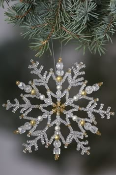 Beaded Ornaments Diy, Beaded Snowflakes Ornament, Beaded Christmas Decorations, Christmas Snowflakes Ornaments, Beaded Snowflakes, Beaded Christmas Ornaments, Christmas Bead, Beaded Crafts, Snowflake Ornaments