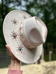 Handcrafted suede western wide brim🤍 Product details: White suede wide brim/burned Aztec design/turquoise stones/turquoise and silver chain hat band/silk pink hat band tied/white twisted rope/silk white hat band tied/burned rustic look/suede x's. Luxury Adjustable Rustic Hat Bands, Luxury White Hat Bands, Luxury White Hat Bands For Ranch, Cheap Western Style Adjustable Hat Bands, Feather Hat Bands, Luxury White Country Hat Bands, Diy Hat Bar Party, Painted Ball Cap, Hat Bar Set Up