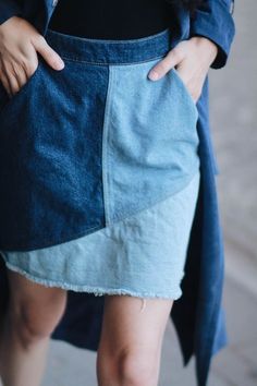 patchwork denim skirt Patchwork Clothes Fashion, Denim Skirt Outfit Winter, Upcycled Denim Skirt, Diy Old Jeans, Patchwork Clothes, Denim Skirt Outfits, Diy Vetement