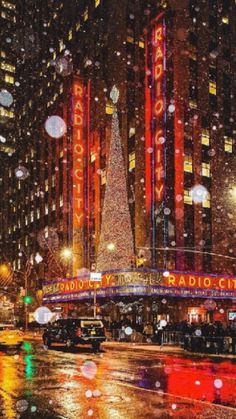 the radio city christmas tree is lit up at night