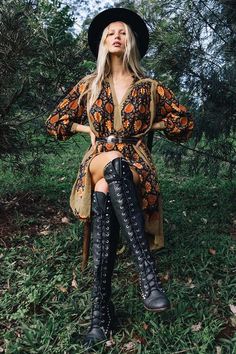 Samhain Outfit, Boho Vintage Outfits, Boho Elegant Outfit, Boho Chic Winter Outfits, Witch Style Outfits, Chic Boho Outfits, Boho Chic Outfits Winter, Long Boho Dresses, Edgy Boho Fashion