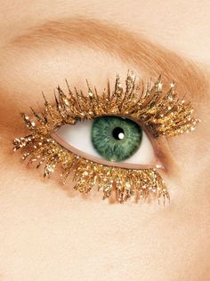 gold-glitter-mascara Glitter Mascara, Eyeliner Glitter, Glitter Eyeliner, Makati, Eye Make, Eye Art, Beautiful Makeup, An Eye, Makeup Art